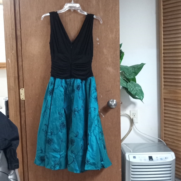 Women's dress - Picture 2 of 3